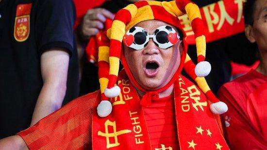 《1900》中一前一后两次出现的双轨、双轨间直挺挺躺着的孩子和奔驰而过的火车，既象征生命的结合与撞击，又象征生命的孕育，既象征生命的开始，又象征生命的回归。
